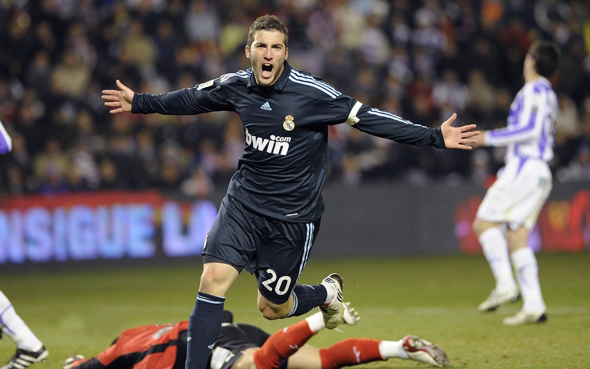 ac米兰官网-“费尔南多·比亚尔巴的全面进攻技术，展现阿根廷橄榄球的强大潜力”